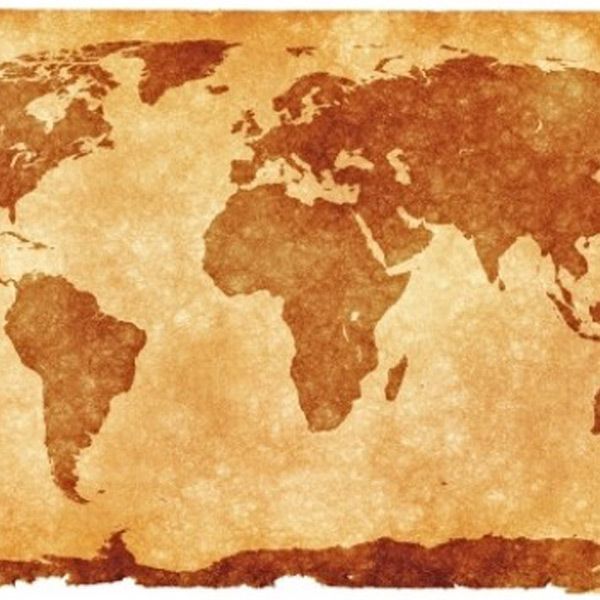 طرح کاغذ قدیمی با نقشه جهان