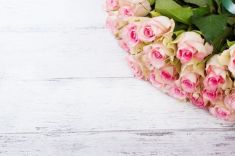 تصویر گل رز روی میز چوبی
